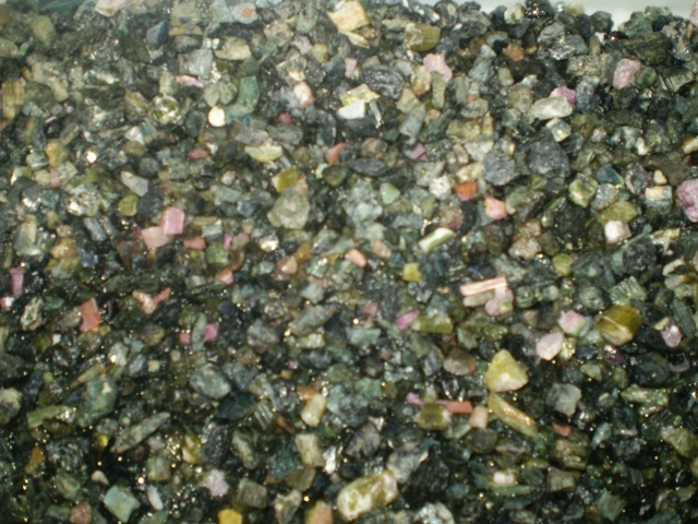 Peças em miniaturas ( cristais com turmalinas) encontradas em Taquaral no municipio de Itinga MG